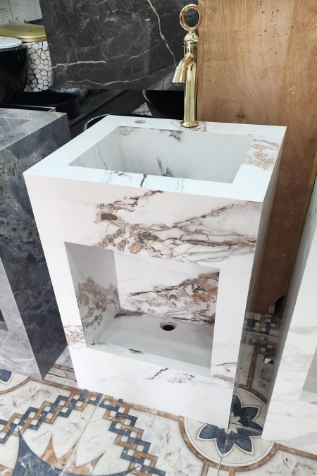 مغسلة وضوء رخام أبيض بعروق ذهبية